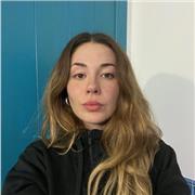 Profesional joven con conocimientos para enseñar a niños de infantil.